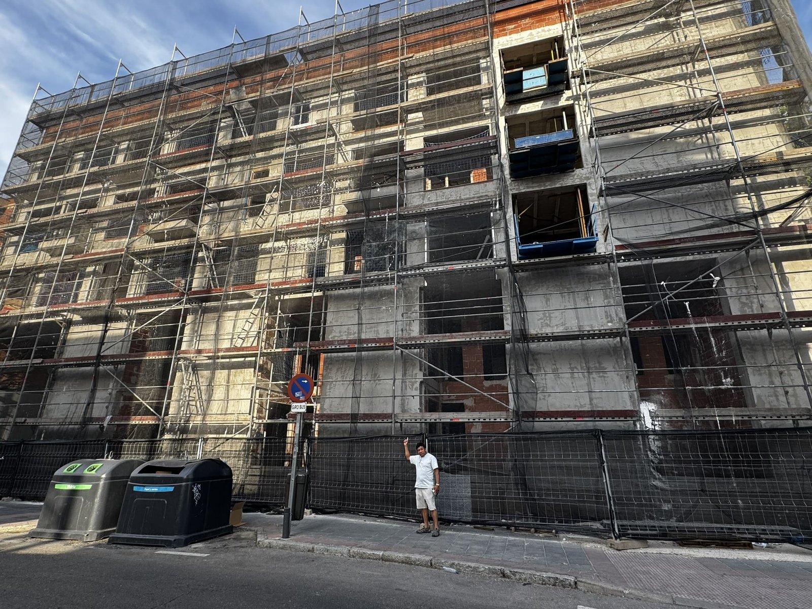 Edificio de viviendas con SATE en ejecución en Vallecas