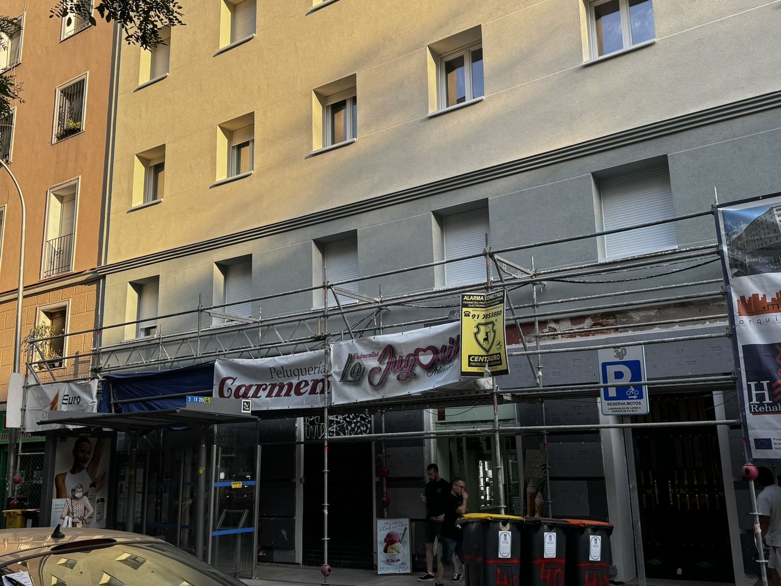 Fachada rehabilitada a dos tonos con SATE en Vallecas