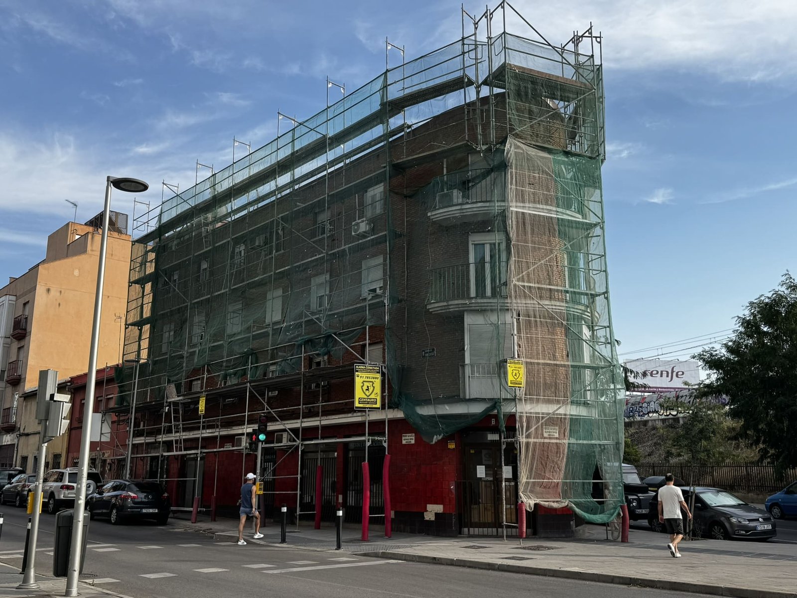Edificio en esquina con andamio, por iniciar el SATE en Vallecas
